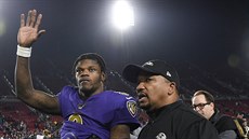 Lamar Jackson z Baltimoru slaví fanouky v Los Angeles.