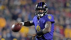 Lamar Jackson z Baltimore Ravens pihrává v zápse s Los Angeles Rams.