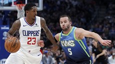 Lou Williams (23) z LA Clippers pod tlakem J. J. Barey (5) z Dallasu.