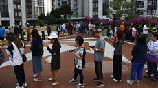 V Hongkongu za�aly místní volby, které jsou vnímány jako neoficiální referendum...