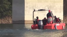Policejní potápěči hledají na dně vodní nádrže Švihov těla dvou zavražděných...