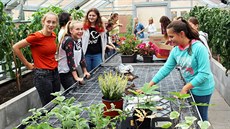 Školáci v Lánově se učí v nových dílnách i skleníku.