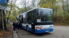 Náhradní autobusy vyjídjí od eskoskalického nádraí (6. 11. 2019).