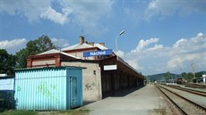 Náchodské nádra�í bylo velmi neuspo�ádané. Hyzdily je nejr�zn�j�í p�ístavby. 