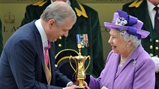 Princ Andrew a královna Albta II. (Ascot, 20. ervna 2013)