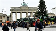 Stovky zemědělců s traktory na protest proti stále přísnějším pravidlům na...
