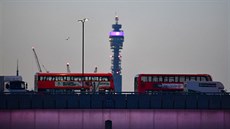 Prázdné autobusy na vyklizené most London Bridge, kde policie zastelila...