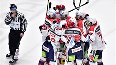 Pardubičtí hokejsité slaví triumf v utkání proti Plzni.