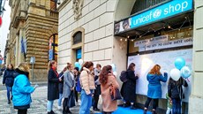 Vedle prodejny UNICEF v pražské Rytířské ulici mohli lidé od tří do šesti...