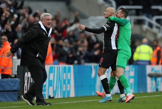 Jonjo Shelvey z Newcastlu (uprosted) slaví svj gól s brankáem Martinem...