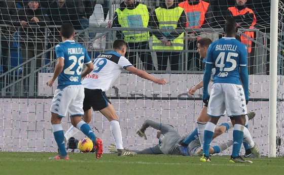 Brescia (v modrém) inkasuje v utkání s Atalantou.