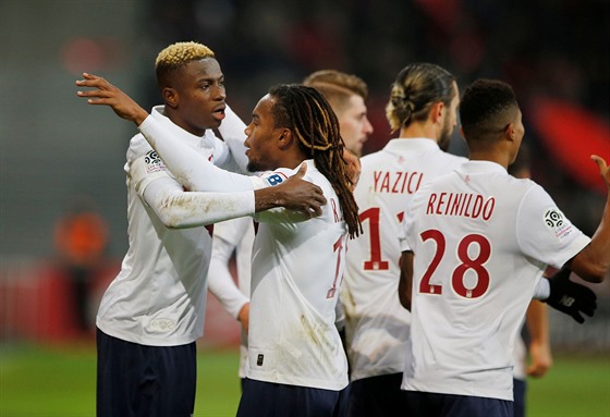 Fotbalisté Lille slaví gól v utkání proti Dijonu.