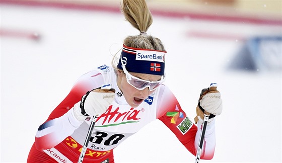 Norská běžkyně na lyžích Therese Johaugová na trati klasické desítky v Ruce