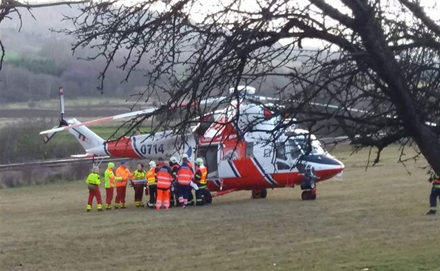 Vrtulník vzlétl k nehod u obce Nepomuk (30. listopadu 2019).
