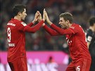 Robert Lewandowski (vlevo) a Thomas Müller slaví gól proti Leverkusenu.