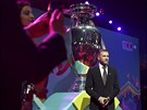 Ukrajinský trenér Andrej evenko pózuje ped pohárem pro vítze mistrovství...