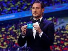 Bývalý italský fotbalista Francesco Totti vytáhl pi losu Eura 2020 lísteek se...