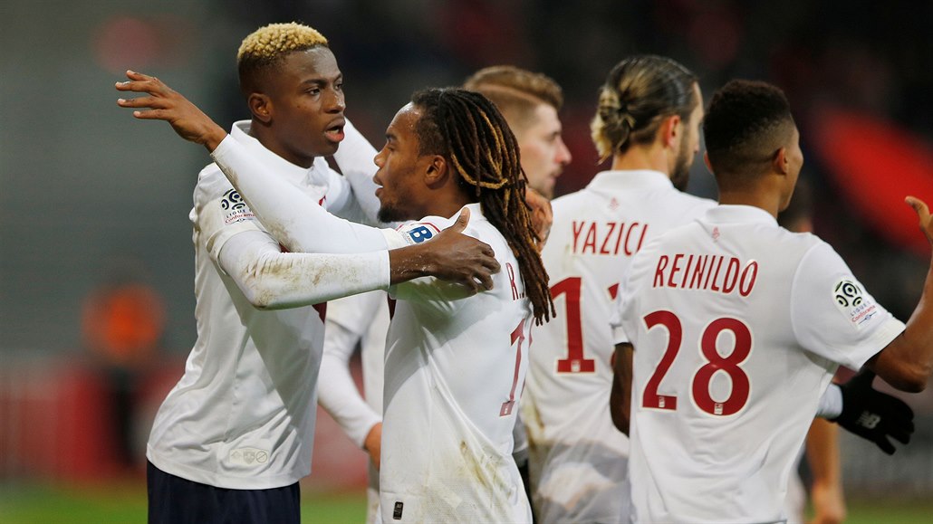 Fotbalisté Lille slaví gól v utkání proti Dijonu.