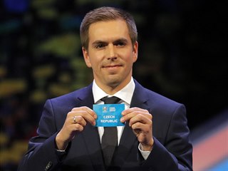 Bývalý německý reprezentant Philipp Lahm drží lísteček s nápisem Czech Republic...