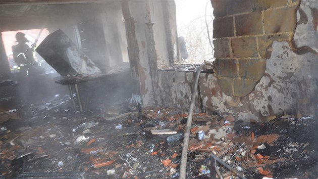 Por domu obvanho bezdomovci v obci Velk Ptono zamstnal hasie (29. listopadu 2019).