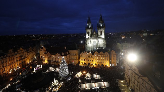 Rozsvcen vnonho stromku na Staromstskm nmst v Praze si nenechaly ujt davy lid (30. listopadu 2019).