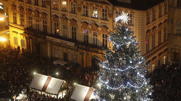 Rozsvcen vnonho stromku na Staromstskm nmst v Praze si nenechaly ujt davy lid (30. listopadu 2019).