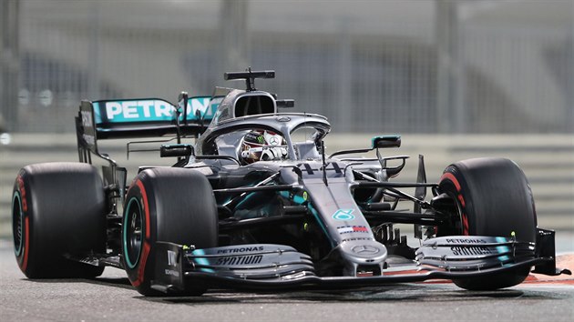 Lewis Hamilton z Mercedesu bhem kvalifikace v Ab Zab.