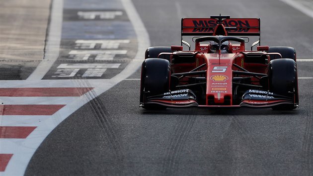 Sebastian Vettel z Ferrari na trati v Ab Zab bhem kvalifikace.