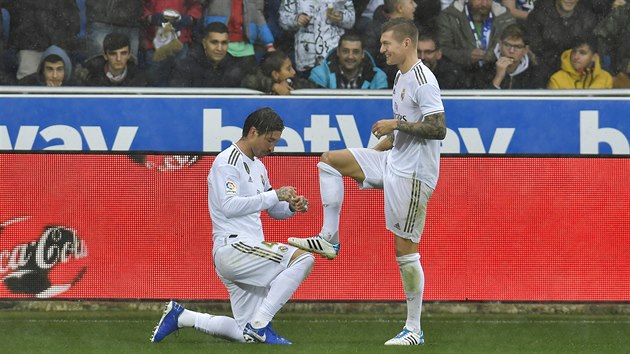 Sergio Ramos (vlevo) a Toni Kroos z Realu Madrid slav gl.