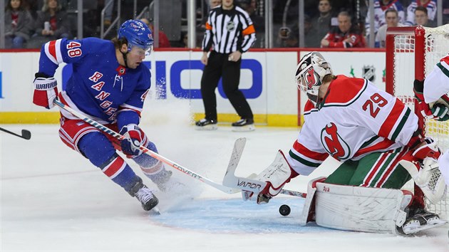 Brendan Lemieux z New York Rangers (vlevo) v anci, brank New Jersey Mackenzie Blackwood chyt.