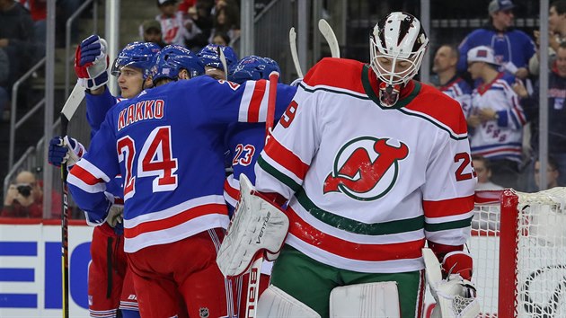 Hri New York Rangers (v modrm) slav vstelen gl v utkn proti New Jersey Devils.