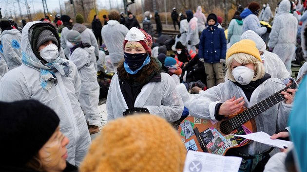 Klimatit aktivist pronikli do hndouhelnho dolu Jnschwalde na vchod Nmecka, zablokovali i tamn eleznici. (30. listopadu 2019)