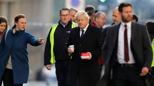 Britsk premir Boris Johnson se piel podvat na msto toku na London Bridge v Londn. (30. listopadu 2019)