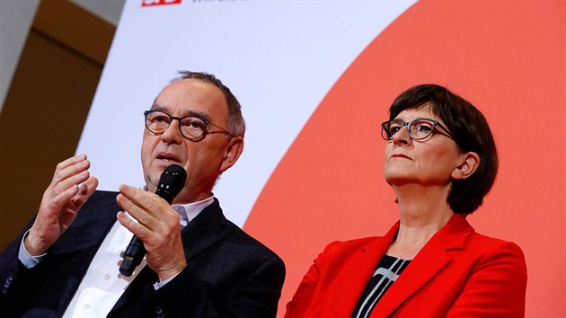 Pedsedy nmeckch socilnch demokrat se stali Saskia Eskenov a Norbert Walter-Borjans. (30. listopadu 2019)