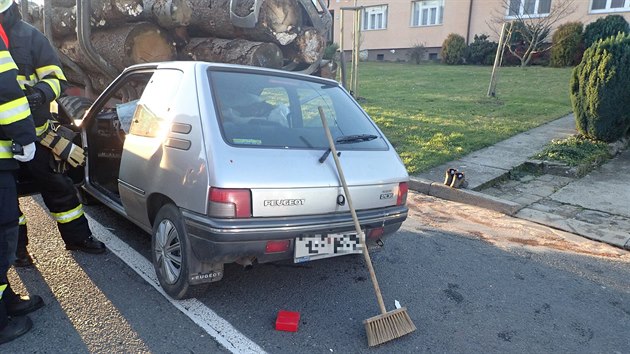 Automobil znaky Peugeot v Prusinovicch zezadu narazil do traktoru s nvsem, kde byly kldy.