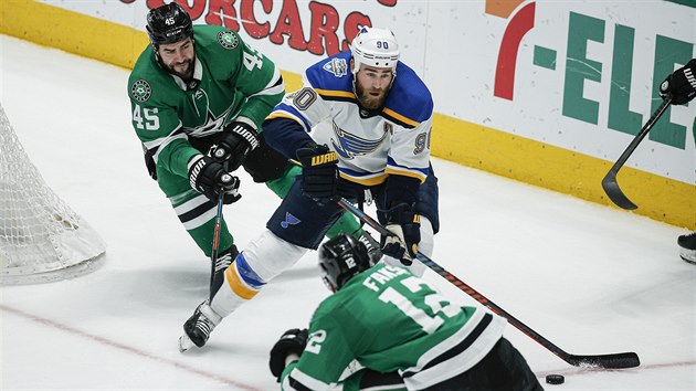 Ryan O'Reilly ze St. Louis u puku, vlevo ho brn Roman Polk z Dallasu, zdy pak je Radek Faksa.