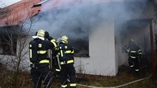 Požár opuštěného domu obývaného bezdomovci v obci Velké Přítočno zaměstnal v...