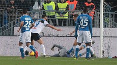 Brescia (v modrém) inkasuje v utkání s Atalantou.