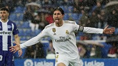 Kapitán Realu Madrid Sergio Ramos slaví gól do sít Deportiva Alavés.