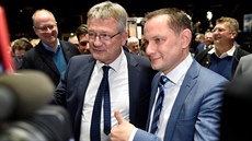 Jörg Meuthen (vlevo) obhájil post p�edsedy Alternativy pro N�mecko (AfD) na...