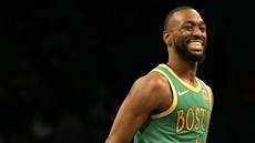 Kemba Walker z Bostonu se usmívá bhem utkání s Brroklynem.