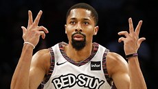 Spencer Dinwiddie z Brooklynu oslavuje svou trojku proti Bostonu.