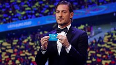 Bývalý italský fotbalista Francesco Totti vytáhl pi losu Eura 2020 lísteek se...