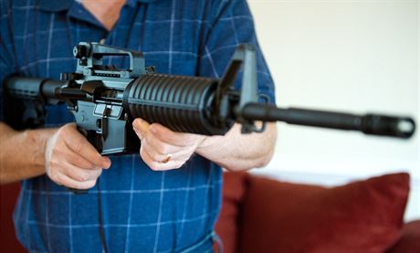 Poloautomatická puka Colt AR-15