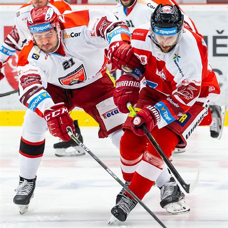 Hradecký Tomá Linhart (vlevo) se dere za pukem v utkání proti Olomouci.