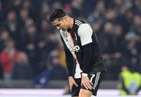 Cristiano Ronaldo z turínského Juventusu se snaí vzpamatovat z poráky na pd...