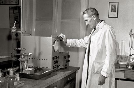 eský fyzikální chemik Jaroslav Heyrovský u svého polarografu (24. íjna 1959)