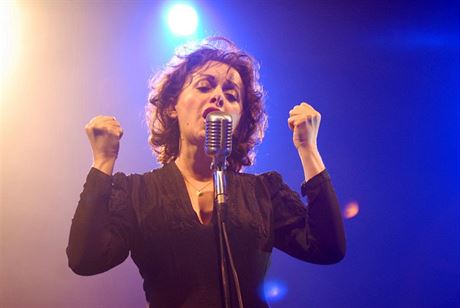 Jil Aigrot jako Edith Piaf