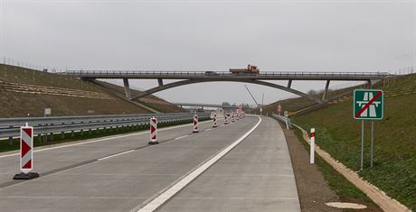 Pohled na nynjí konec dálnice D1 u perovské místní ásti Pedmostí. Kdy se zane stavt poslední chybjící úsek k íkovicím zatím není jasné.