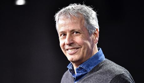 Trenér Dortmundu Lucien Favre na tiskové konferenci ped duelem Ligy mistr se...